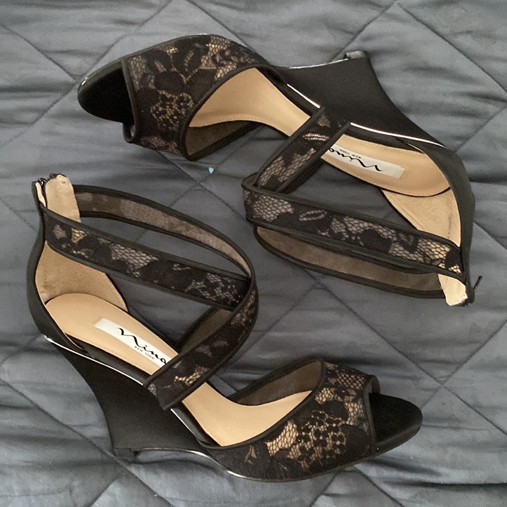NINA women’s black wedge sandals - size 8.5 - Picture 2 of 3
